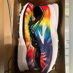 Brooks new in box Launch 5. Cute tie dye print. Never worn. Only tried on.